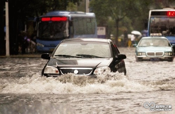 商用車之家訊 雨天涉水發(fā)動機爆缸