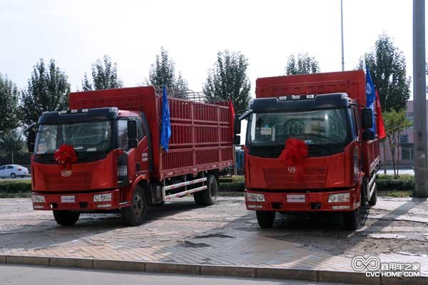 J6L運(yùn)糧車采用237x75x（7+4）mm雙層高強(qiáng)度車架，一汽原廠匹配的拉糧不漲車廂和解放成熟的435型10噸級(jí)后橋。 解放J6L