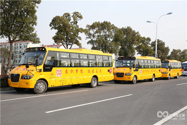 即將駛向泰安的海格校車(chē)車(chē)隊(duì).JPG