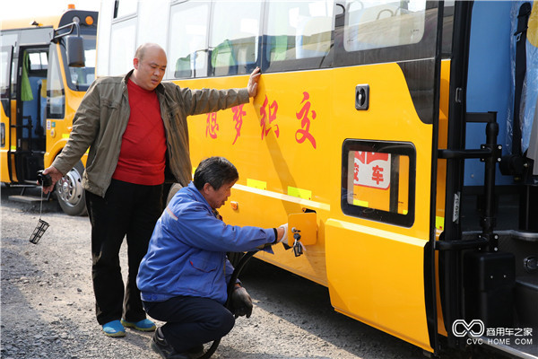 工作人員正在為海格校車(chē)加油.JPG