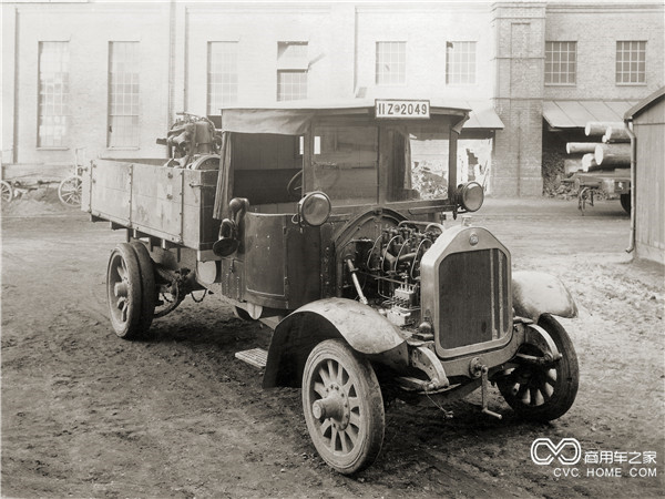 1924年，曼恩第一輛柴油直噴發(fā)動(dòng)機(jī)卡車誕生。.jpg