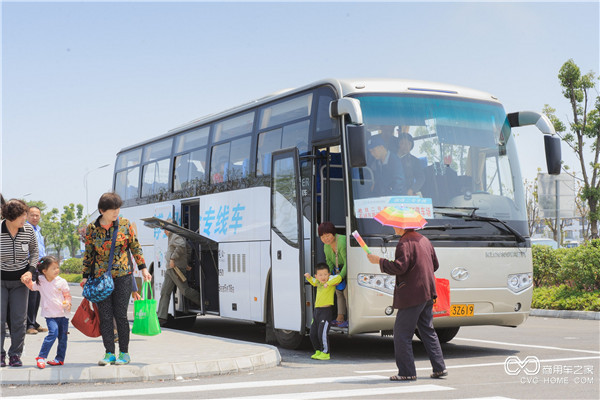 走下園博會專線車，游客們的內(nèi)心滿是期待.jpg