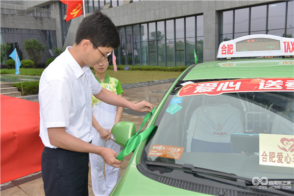 系上綠色帶是“愛心送考車”的標志.JPG