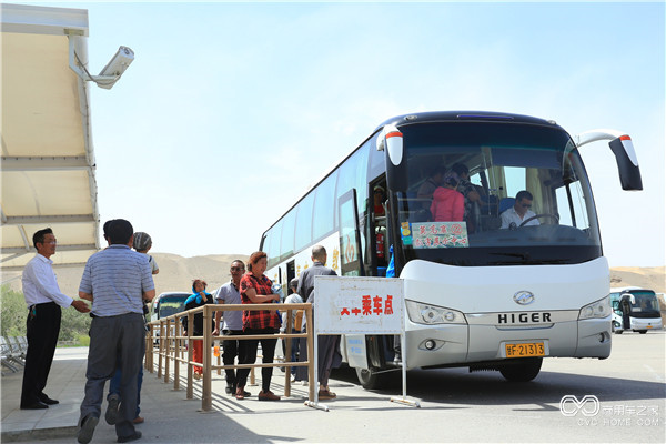 海格新能源客車(chē)接駁莫高窟游客.JPG