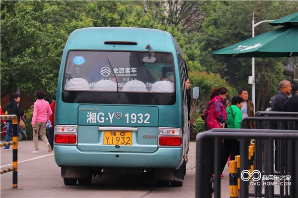 3_這些金旅考斯特承擔(dān)著天門山景區(qū)游客接送任務(wù).JPG